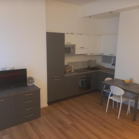 밀라노 Bilocale 7 Piano Balcone Vista Skyline 아파트 외부 사진